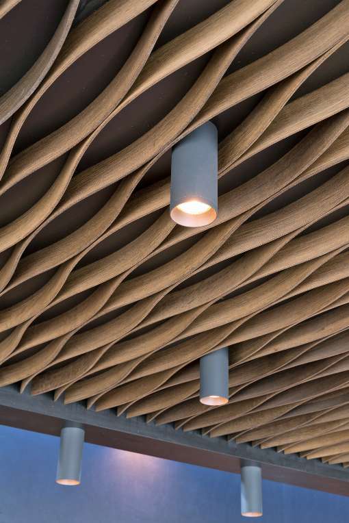 Image 3: The wave-shaped ceiling cladding demonstrates how flexible veneer can be used. Photo: europlac